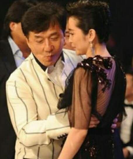 71岁成龙加拿大与友人吃海底捞戴着老花镜夹菜看酸了多少人！